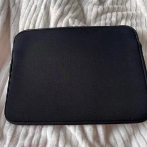 Svart datafodral  - Ett super basic och fint svart datorfodral! Väldigt stor och rymlig, så får plats med dator samt tjocka böcker💗 