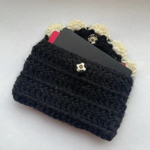 Virkad plånbok - Svart virkad plånbok, innehåll medföljer ej💕