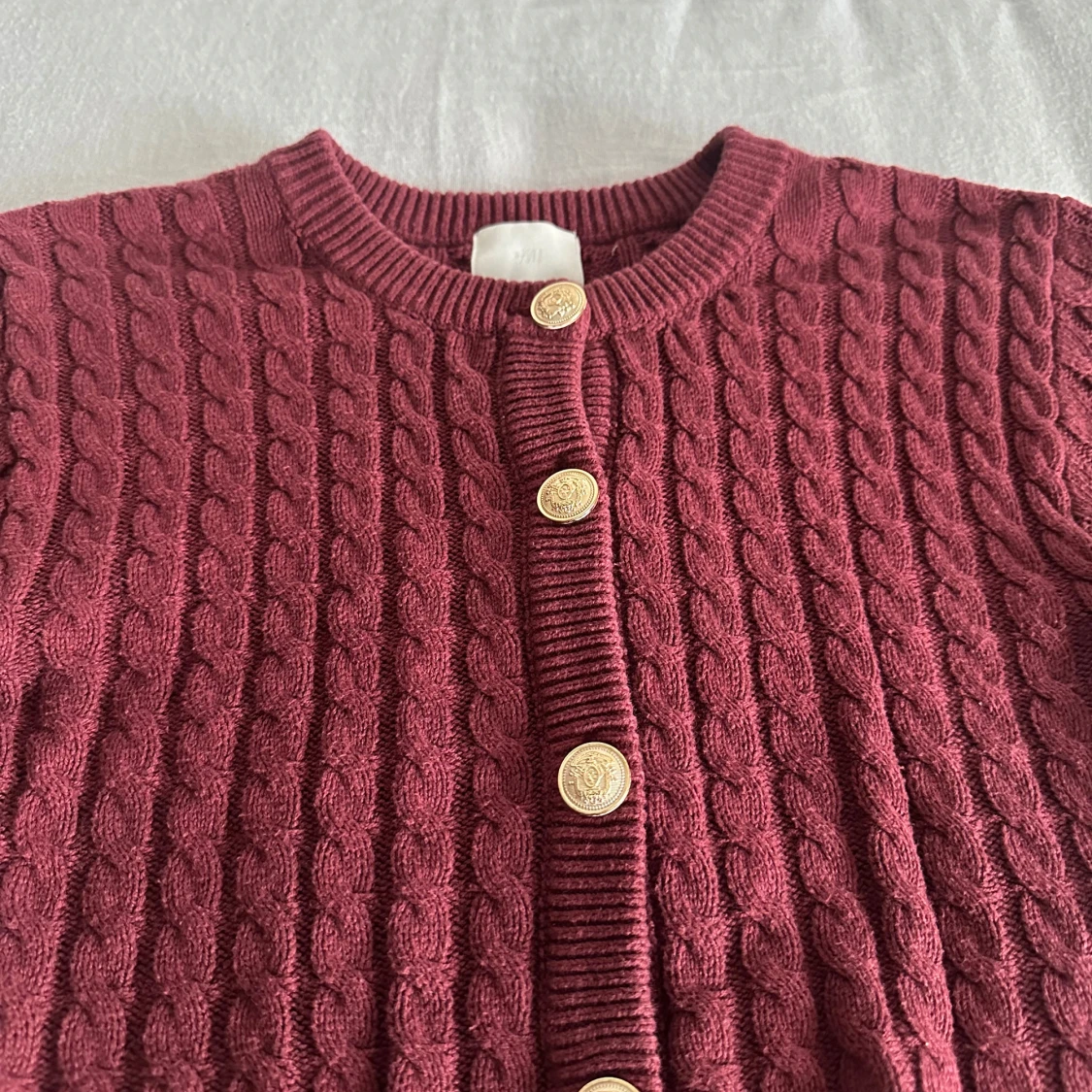 vinröd tröja/kofta med guld detaljer  - 1
