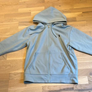 Polo Ralph lauren hoodie - Säljer en snygg ljusblå Ralph lauren hoodie. Det är storlek S och nypris ligger på runt 1500kr