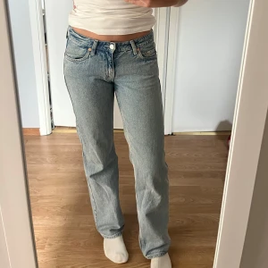 Arrow low ljusblå jeans - Midjemått, 36 cm, Innerbenslängd, 78 cm. Säljer ett par ljusblå jeans från weekday med raka ben. Jeansen har låg midja och är i modellen arrow low, storlek 25 32. Perfekt passform för dig som gillar en chill och enkel stil 💖