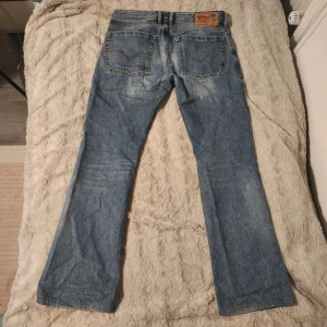 Diesel Jeans  - Säljer par Diesel jeans. Midjan är 42cm tvärsöver, innerbenslängden är 79, total längden är 100cm❤️ 