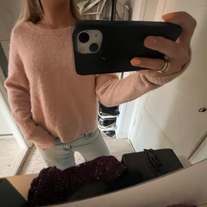 Ljusrosa stickad tröja - Supermysig ljusrosa stickad tröja från samsøe samsøe. Perfekt för sommarkvällar eller höst då den är lite tjockare 