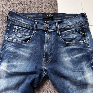Mörkblåa Replay Anbass Hyperflex Jeans - Stilrena Replay Anbass jeans med en riktigt exklusiv wash. | W31 L34 | Nypris: 1699kr | Som nya, inga tecken på slitage. | Skriv vid minsta fundering, priset är ej hugget i sten! 