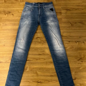 Blåa replay anbass  - Säljer riktigt snygga replay anbass med fade look! dem är i mycket bra skick, i strl W28/L30( det står inte vilken Length de är men skulle gissa på att de är L30!) modellen är 183 lång och väger 70 kg.  hör av dig vid frågor🤩