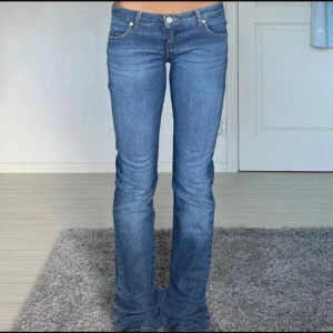 Blå bootcut jeans från Big Star - Säljer ett par klassiska blå jeans från Big Star. Jeansen har modellen bootcut och har en låg midja. Köpta på Vinted men var tyvärr för små. Skicka om du undrar efter mått.💞