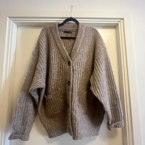 Beige stickad kofta - Lite oversized beige stickad kofta från lager 157, modellen Gabbi. Köpt för ungefär ett år sen men använd få gånger, därför inga tecken på användning, så gott som ny