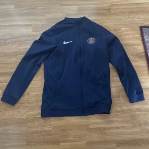 PSG tracksuit tröja  - PSG tracksuit tröja i storlek 147-158. Väldigt bra skick. Skriv vid frågor