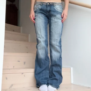 Blå baggy jeans - Midjemått: 39cm rakt över Innerbenslängd: 86cm💞