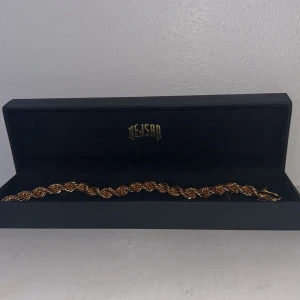 Guld Cordell Armband 8MM - 18K - 22 cm. Kommer med box. Knappt använd. Kan sänka priset vid snabbaffär. 