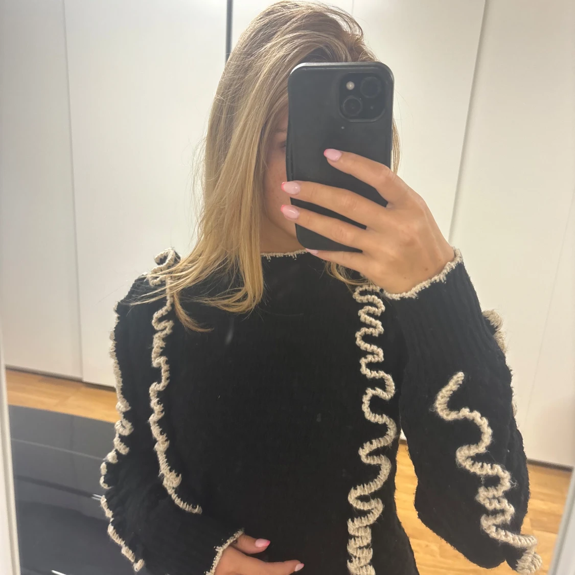 Svart stickad tröja med volangdetaljer - 1