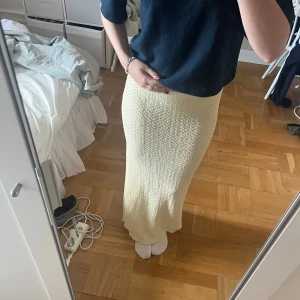 Eftertraktad Gina kjol - Gina tricot 💞 helt slutsåld på hemsidan😊 endast använd en gång. Lappen där bak är bortklippt då den syntes lite igenom kjolen men lappen inuti är kvar💞 Är öppen för prisförslag 🫶🏼