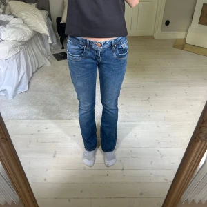 Blå bootcut jeans från Blue - Snygga blå jeans med bootcut passform från Blue. Klassisk femficksdesign, låg midja och coola kontrastsömmar. Jeansen har en lätt tvättad look och är gjorda i slitstarkt denimmaterial. Perfekta för dig som gillar en avslappnad men trendig stil.