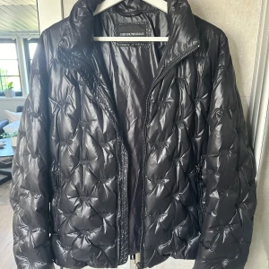 Emporio Armani dunjacka - Tjenare säljer min gamla Emporio Armani dunjacka som ej kom till användning. Köptes på NK Göteborg 2018 köptes när jag var mindre men kom aldrig till användning. Skick 10/10 Knappast använd inga hål eller märken. Vid frågor osv är det bara att skriva, har bevis att den är äkta för folk som är skeptiska ! 🙏