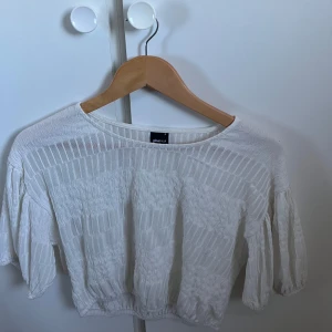Vit croppad blus från Gina Tricot - Säljer en vit croppad blus från Gina Tricot, jättebra skick 