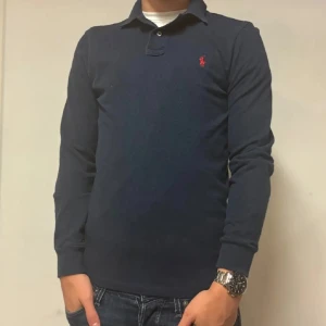 Polo Ralph Lauren Långärmad Pike | S, Slim fit  - Säljer en sjukt fet Ralph Lauren pike | Nypriset ligger på ~ 1600kr, mitt pris, 399kr | Storlek S | Jag på bilden är 181,71kg | Inga synliga defekter, därav mycket bra skick |  Skriv vid intresse ! 💫😉