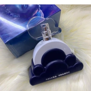 Ariana Grande Cloud Parfym - Superfin parfym från Ariana Grande i modellen Cloud. Flaskan är vit och mörkblå med en unik molnformad design och genomskinligt lock. Kommer i en snygg blå kartong med artistens bild. Perfekt för dig som gillar coola och kreativa flaskor.