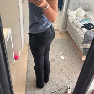 Svarta bootcut jeans  - Säljer ett par svarta jeans med bootcut-snitt och låg midja från Bershka