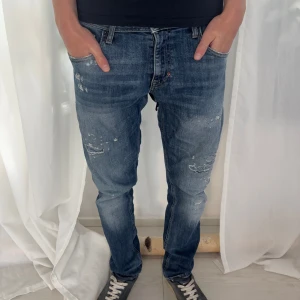 Antony morato jeans - Storlek 30/32  || Fina slitningar över jeansen || Litet hål under gylfen || Fråga vid minsta fundering