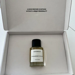 Essnce Strawberry Eclair 🍓 - Superfin parfym med doft av jordgubbe, vanilj, marshmallows mm. Testad några gånger, se bild för mängd. Jag föredrar andra parfymer, så säljer denna 