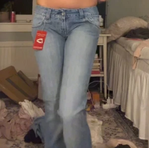 As snygga lågmidjade ljusblå bootcut jeans - Assnygga lågmidjade unika bootcut jeans 💕