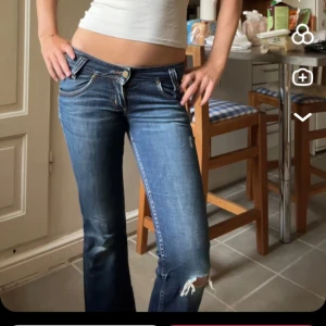 lee jeans  - jätte snygga lågmidjade jeans med slitningar från lee! köpta secondhand och jag sprättade upp de och ni passar de mig som är 163 men förra ägare var 170 och passade henne. Lite små i midjan därav jag säljer, har oftast strl 36. har några skavanker, kom privat om ni är intresserade! 