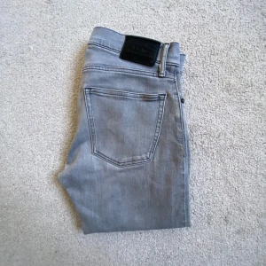 Polo Ralph Lauren jeans | W32 - Ett par gråa jeans från Ralph Lauren | Size: 32/32, passar dig som är runt 175cm lång. | Använt skick, tecken på användning förekommer. | Pris: 349kr. | Skriv vid frågor & funderingar!
