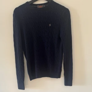 MORRIS KABELSTICKAD TRÖJA - Morris kabelstickad tröja 100% merinoull - Sitter som XS (står S på lappen) - Mycket fint skick - Deluxecloset