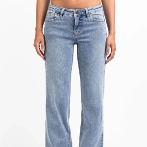 Low straight jeans - Ljusblåa raka Lågmidjade byxor från madlady! Oanvända och i nyskick💗storlek 36 tall, slutsålda på hemsidan
