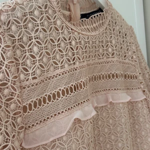 Beige spetstopp från Zara  - Storlek L men passar ända ner till Xs