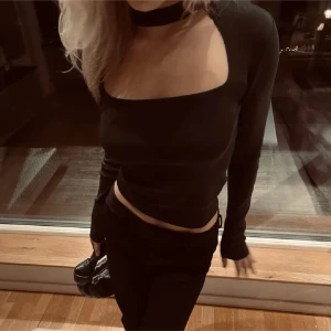 Svart topp med choker från Zara - Ribbad långärmad tröja med detalj vid bröstet. Sista bilden är min