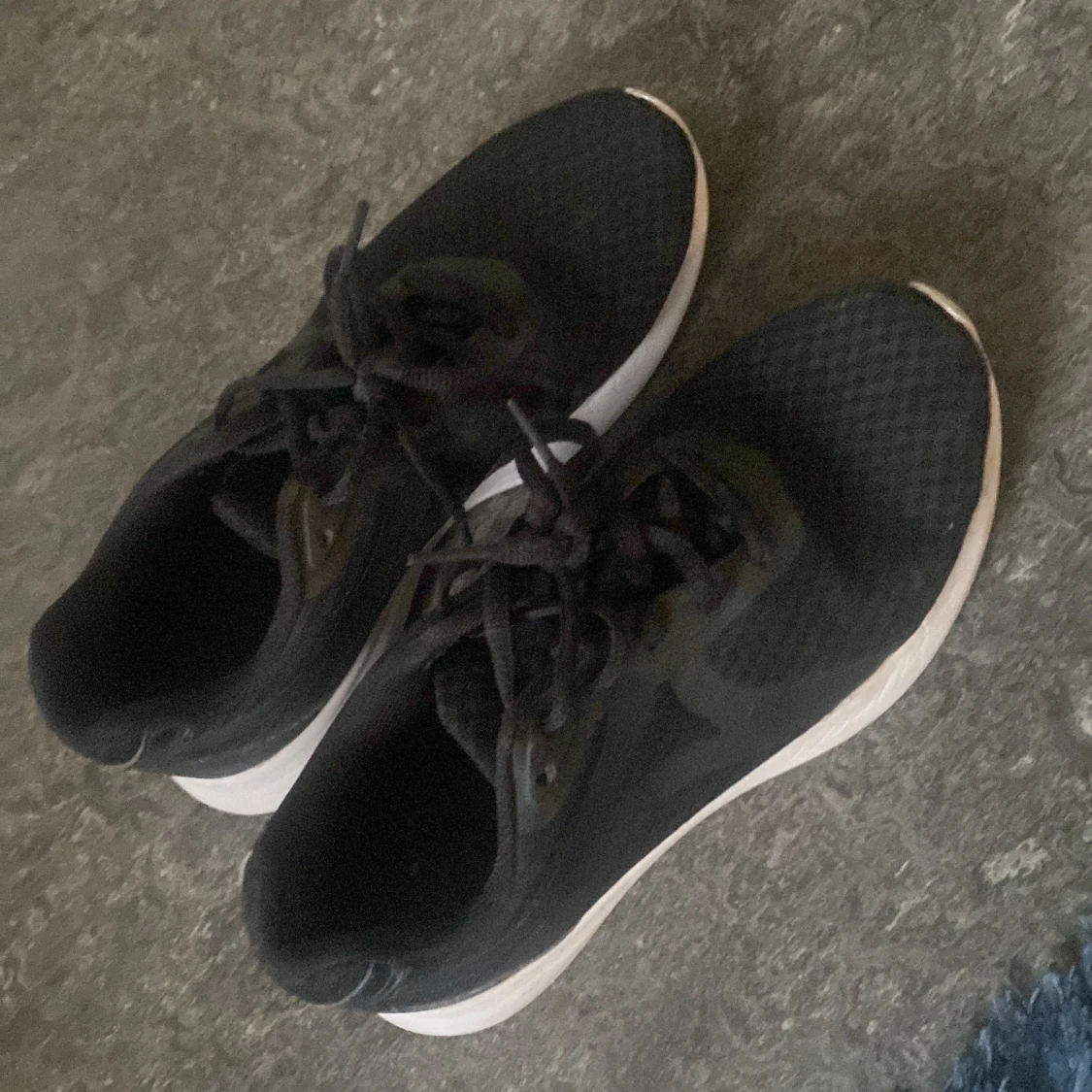 Svarta sneakers med vit sula, strl 36