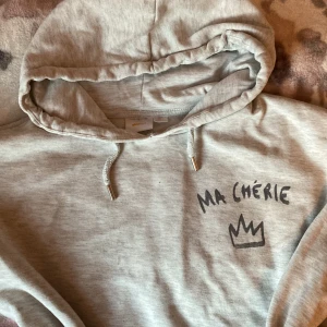 Ma cherie Hoodie - Jag säljer en ma cherie Hoodie ifrån Gina tricot!! I storlek 158-160🌸 Skriv för mer information eller för fler bilder!!💗