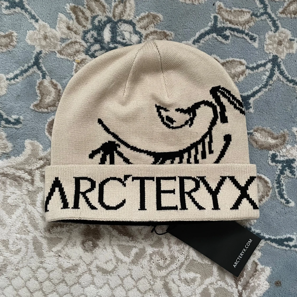 Beige Arc'teryx mössa med logga - 1