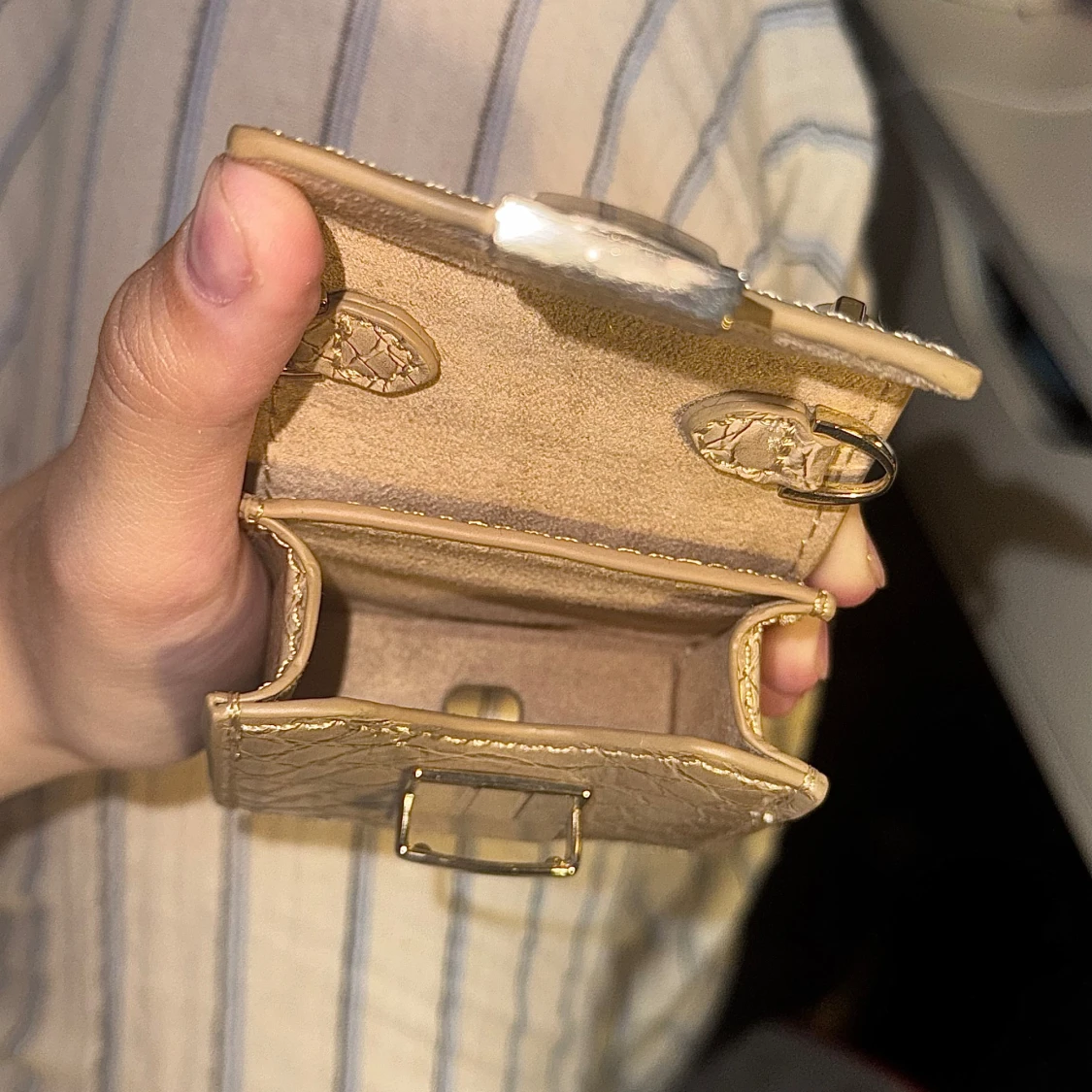 Beige AirPod väska  från iDeal of Sweden - 2