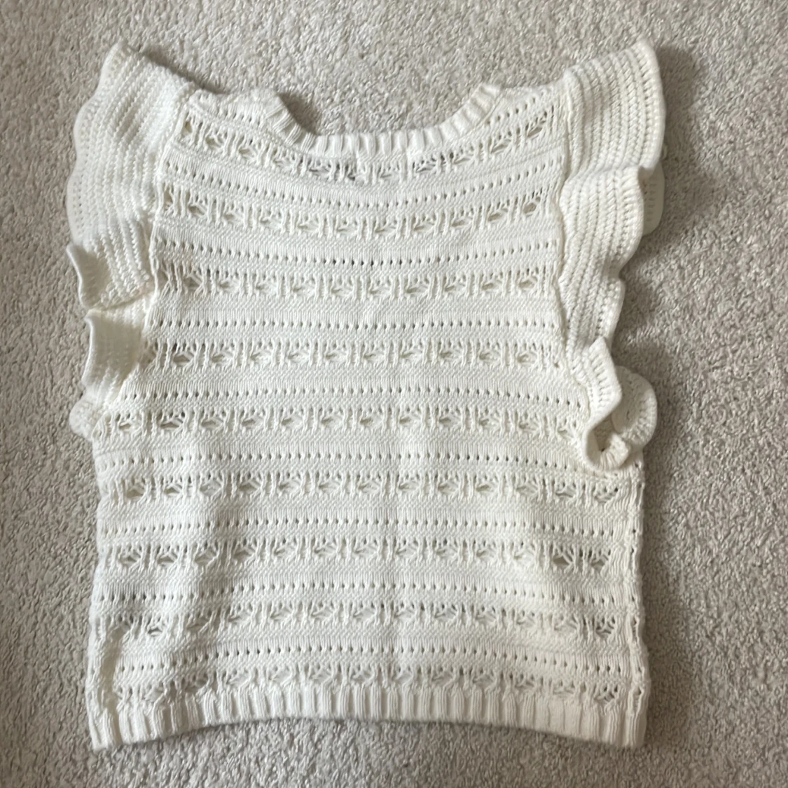 Vit stickad topp med volang från H&M - 2