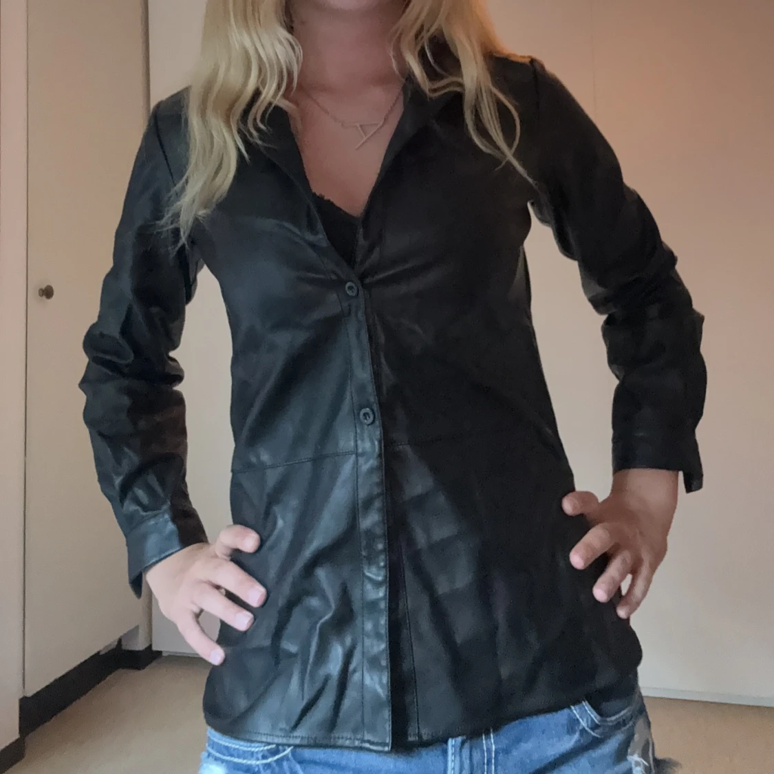 Svart skinnskjorta från Lindex