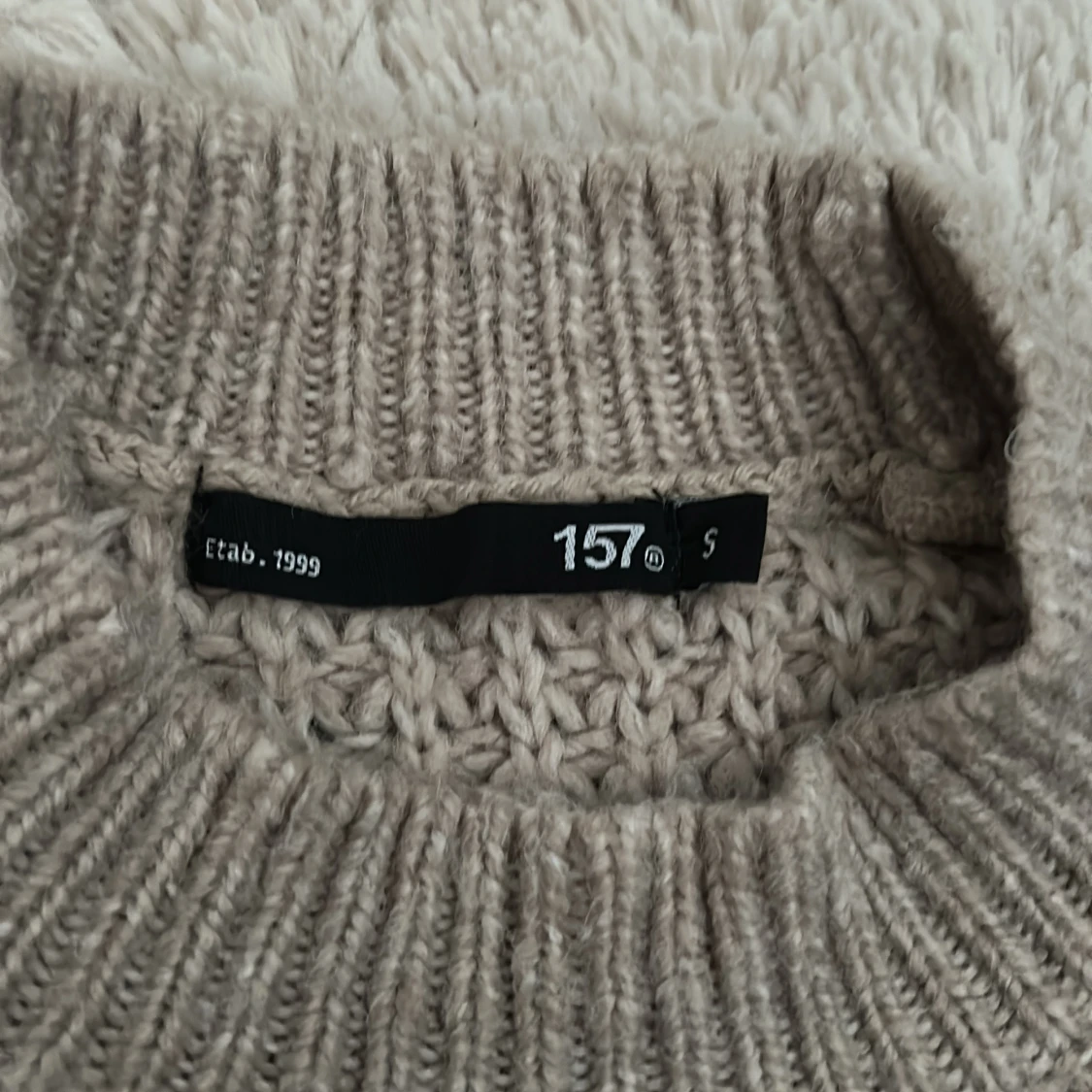 Beige stickad tröja från 157 - 2