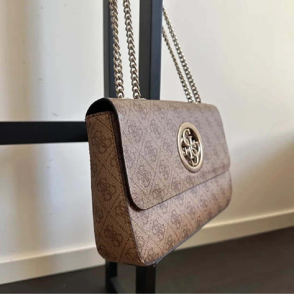 Beige axelväska från Guess med kedja - 1