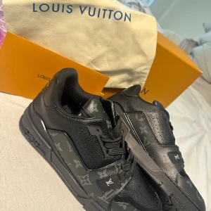 Svarta Louis Vuitton sneakers - LV Trainers 