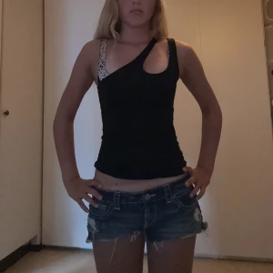 One shoulder topp - Säljer en svart Vero Moda one-shoulder topp som är i nyskick utan prislapp endast testad! Perfekt att ha till stranden eller under en kofta! Strl. Xs😊