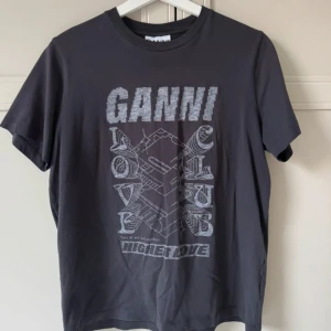 Ganni tshirt - Så ball Ganni tshirt i nästan nytt skick.