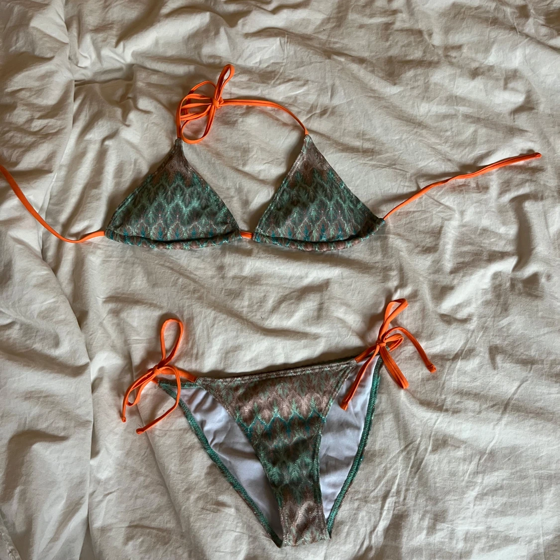 Turkos bikini med orange snörning