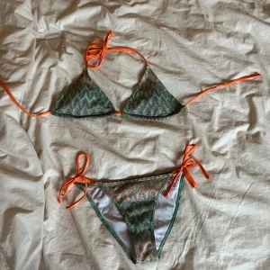 Turkos bikini med orange snörning - Snygg turkos bikini med oranga snören. Skriv om ni har några frågor!💞