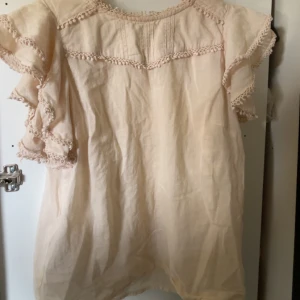 Gullig blus  - Gullig blus från mango str s❤️ mycket bra skick, köpt för 350kr🥰 aprikosfärgad 