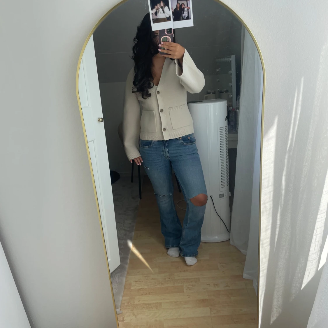 Blå bootcut jeans med hål på knäna