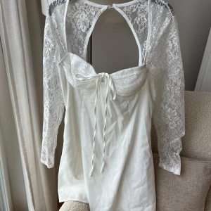 Vit klänning med spetsdetalj från Boohoo - Säljer nu min älskade klänning jag tog studenten i😍😍 Den har så fina detaljer och är i så bra kvalité. Den sitter så fint på kroppen och man är verkligen bekväm under hela studentdagen❤️  För fler bilder och frågor skriv ett meddelande till mig 😇