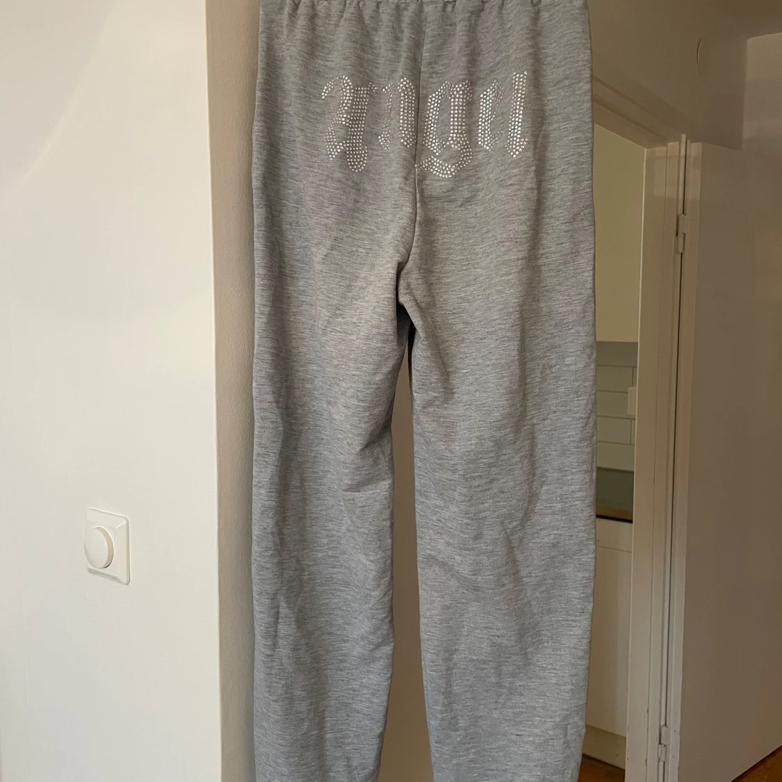 Grå mjukisbyxor med strassdetalj - 1