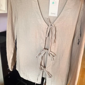 Blus - Snygg o helt ny. Kan ta mer bilder om det behövs