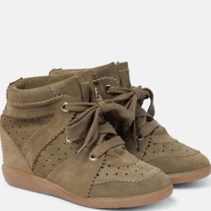 Olivgröna skor isabel marant  - Säljer ett par olivgröna skor från Isabel Marant med kilklack. Köpta nyligen på Plick. De är storlek 36 men passar även 37❤️ 